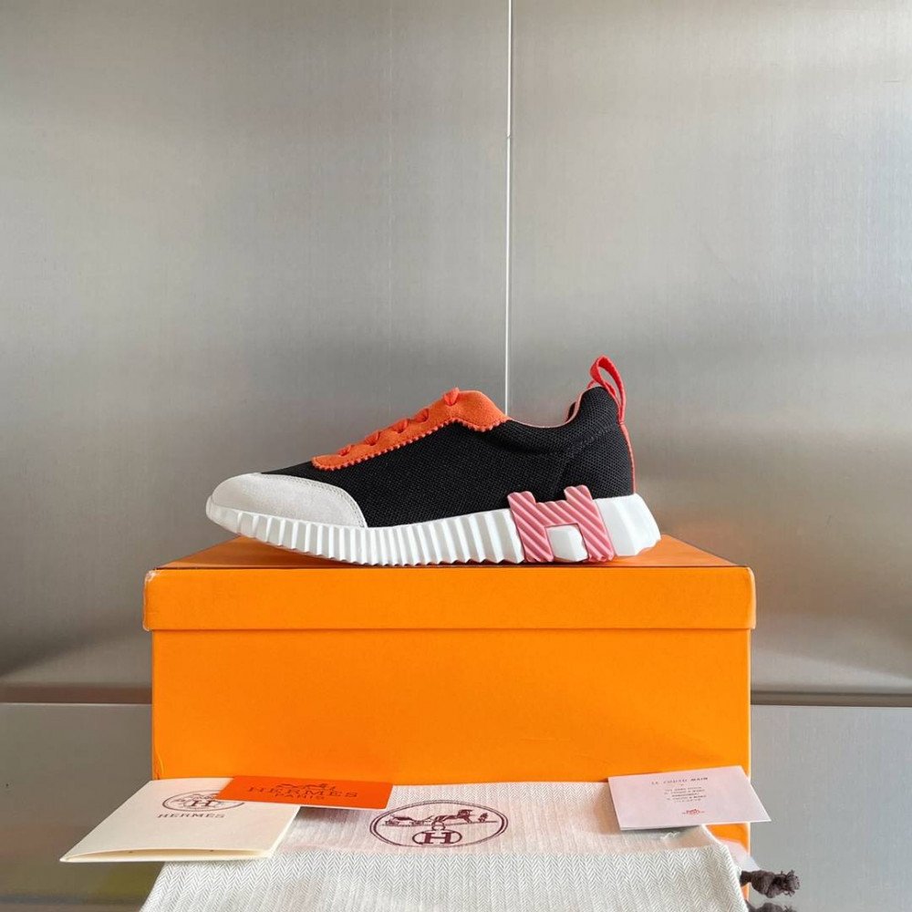 Bouncing Sneaker