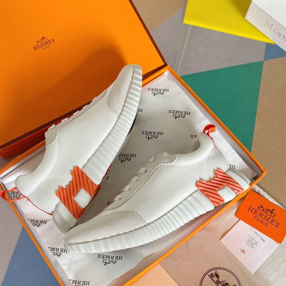 Bouncing Sneaker