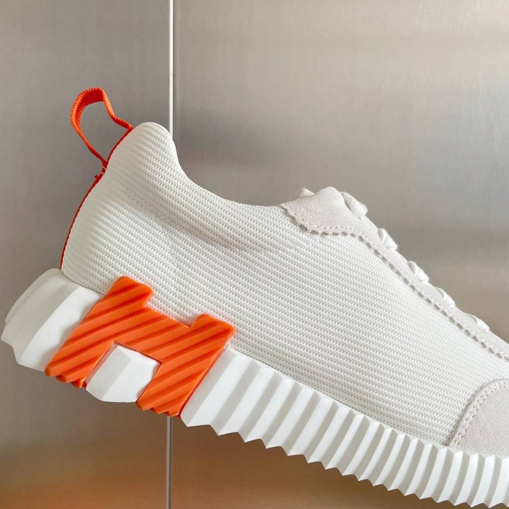 Bouncing Sneaker