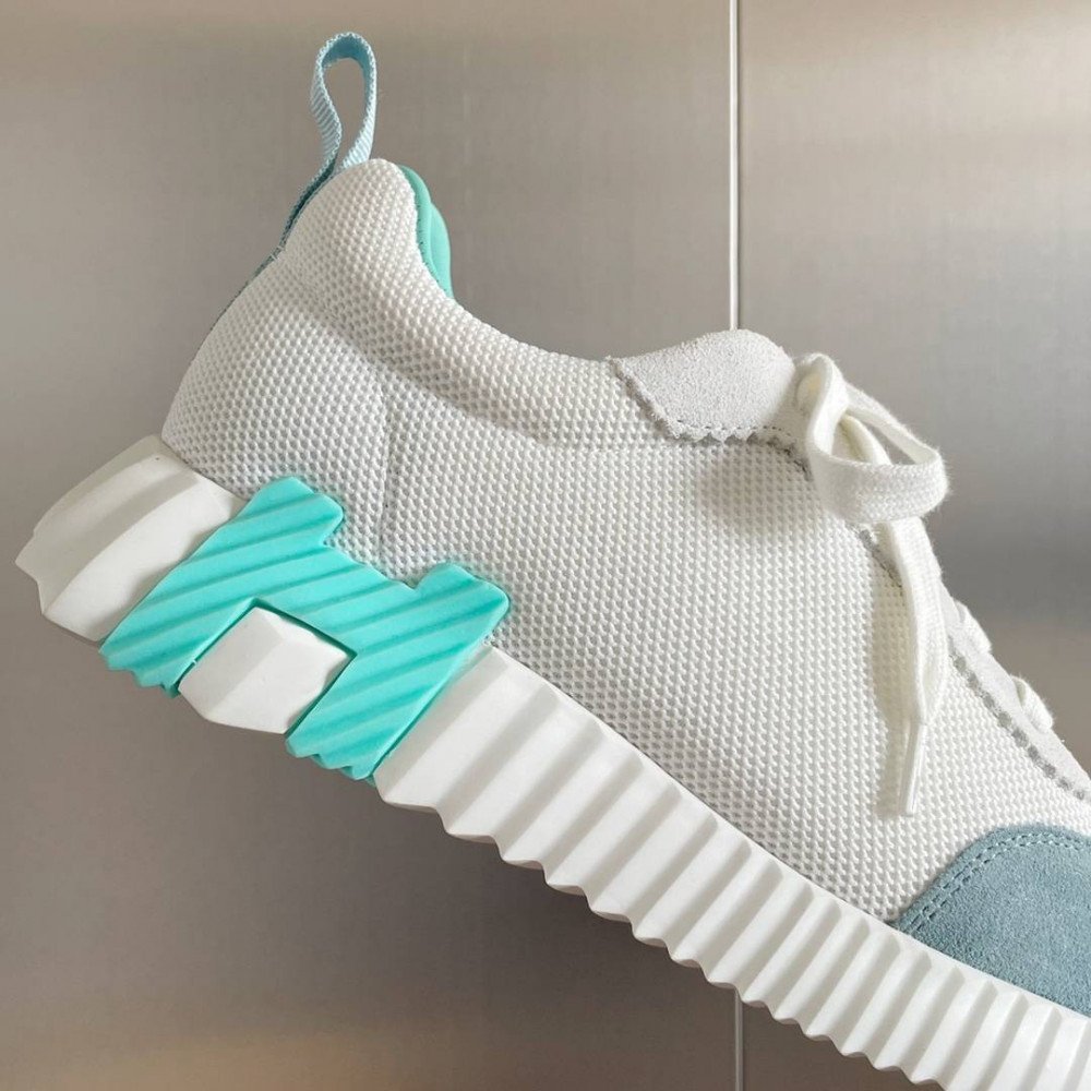 Bouncing Sneaker