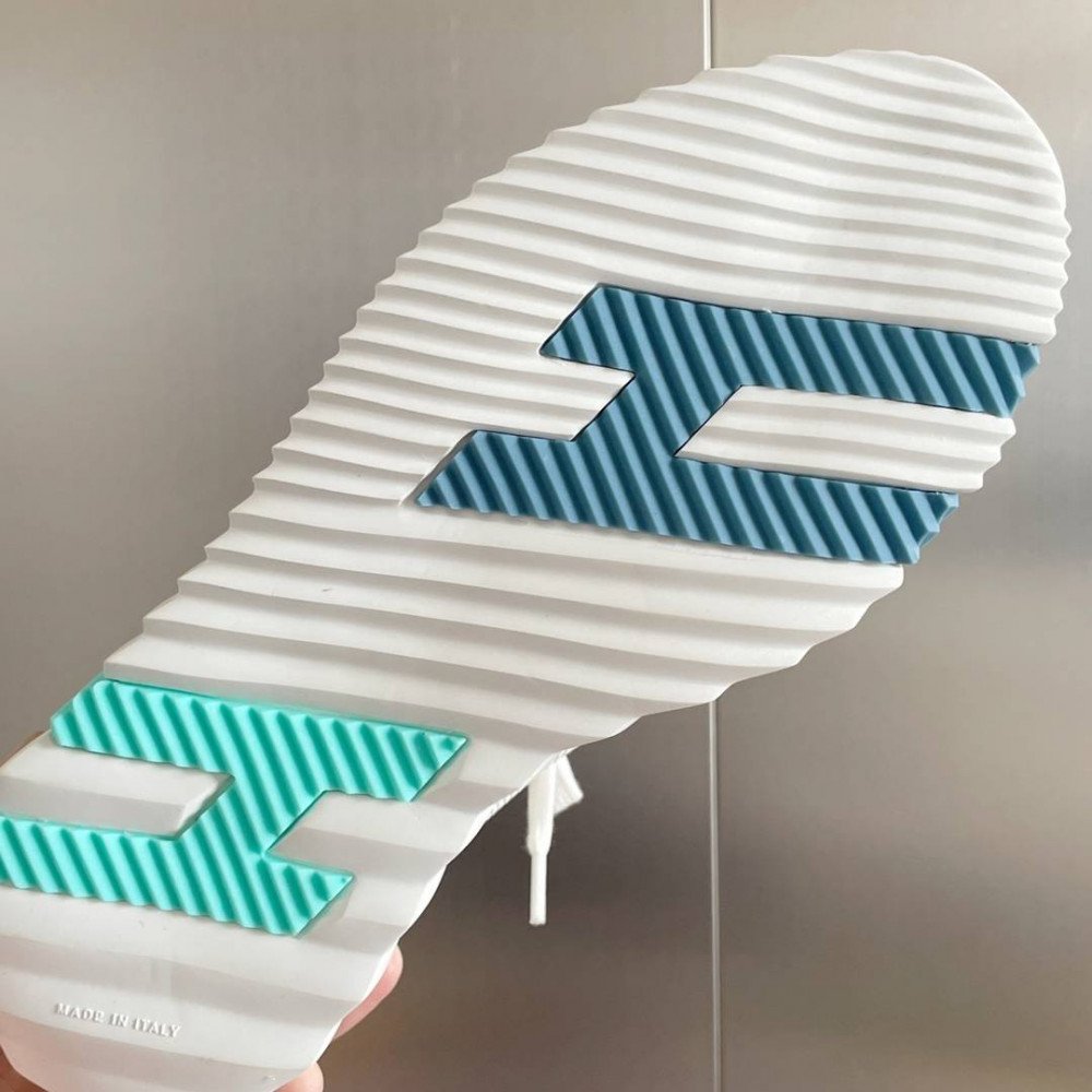 Bouncing Sneaker