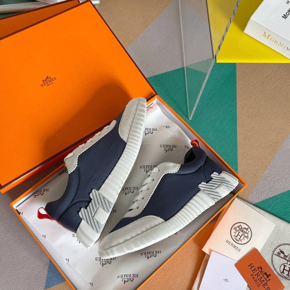 Bouncing Sneaker