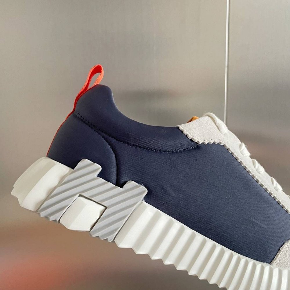 Bouncing Sneaker