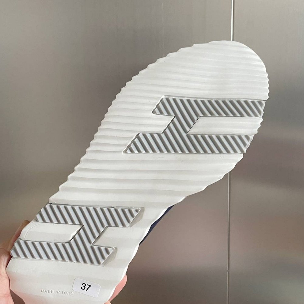 Bouncing Sneaker