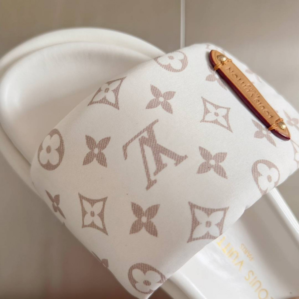 LV Pool Pillow Comfort-17 LV Pool Pillow Comfort-17