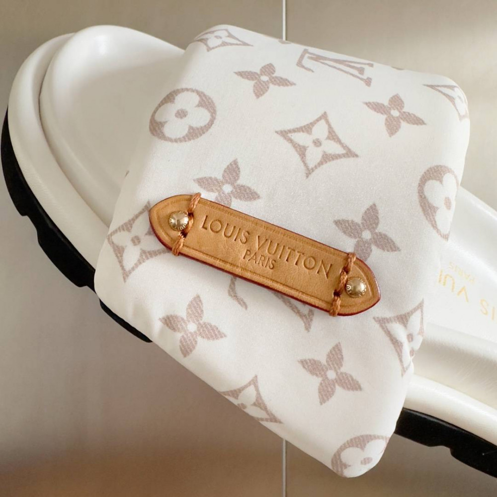 LV Pool Pillow Comfort-17 LV Pool Pillow Comfort-17