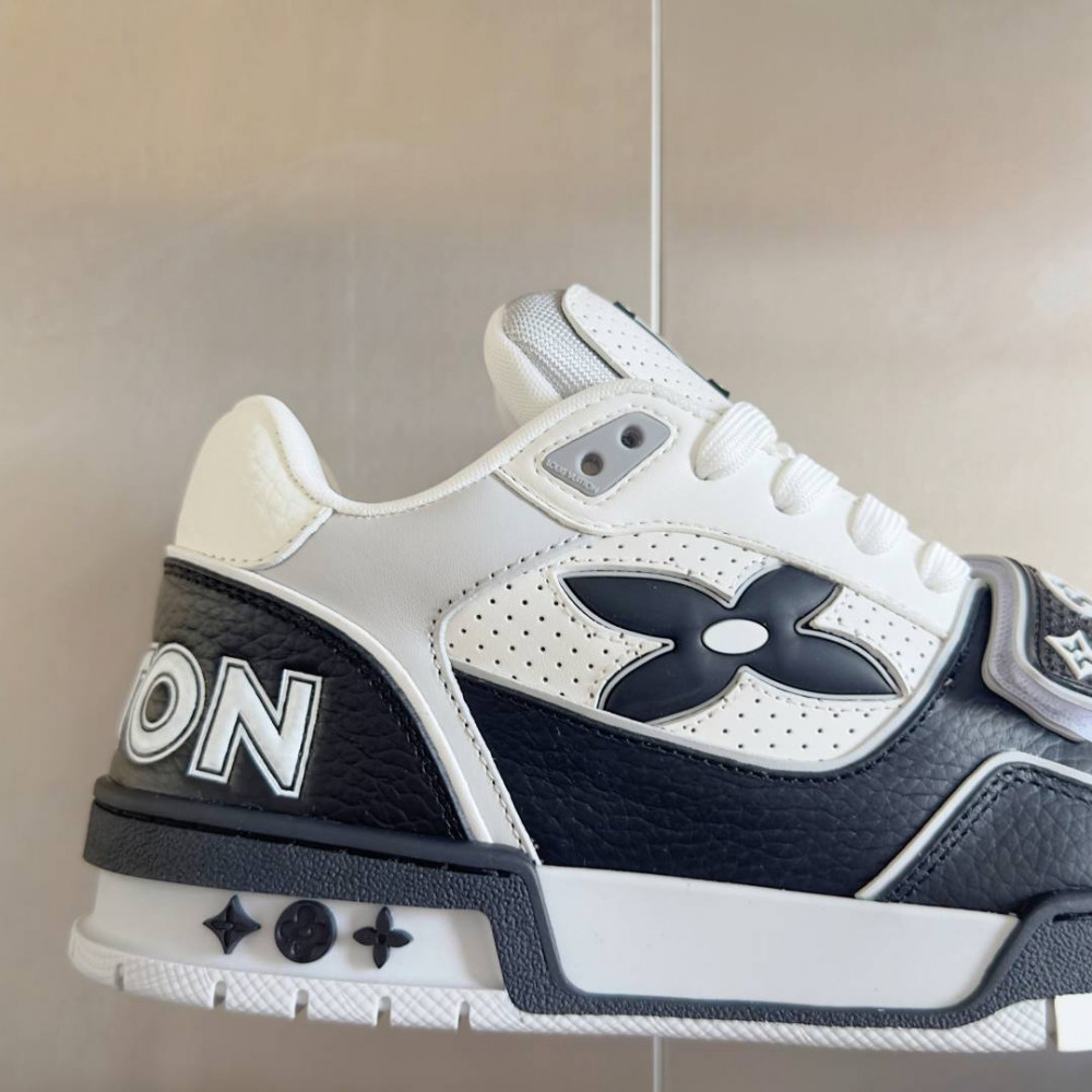 LV Trainer Black and White-004 LV Trainer Black and White-004
