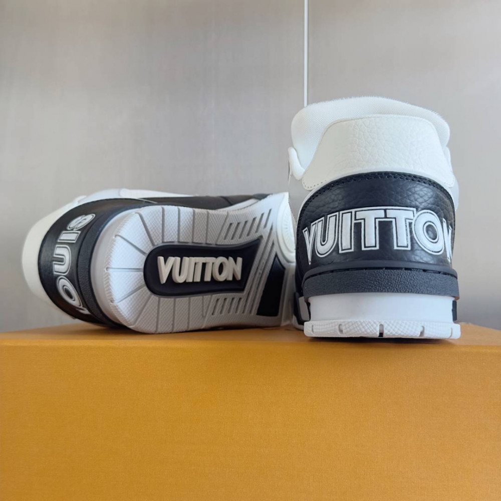 LV Trainer Black and White-004 LV Trainer Black and White-004