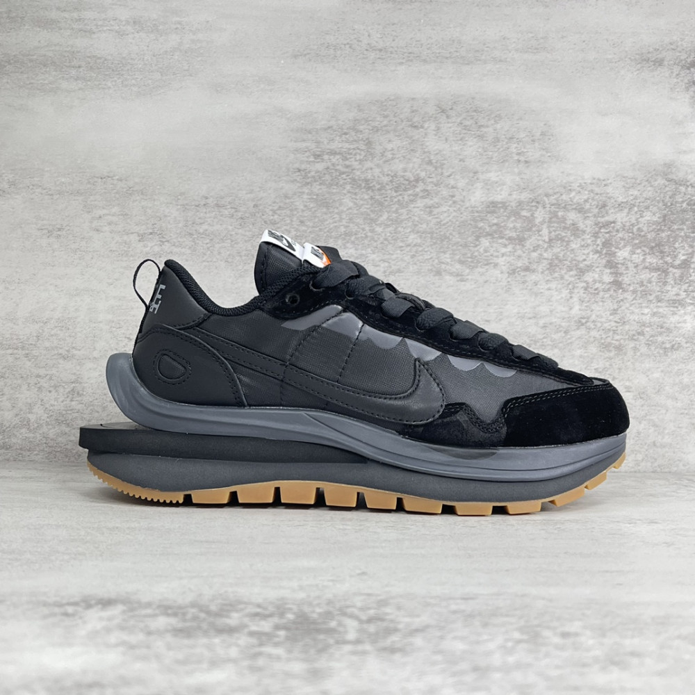 Nike Vaporwaffle
sacai Black Gum