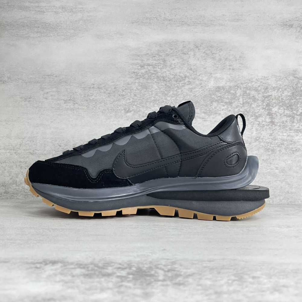 Nike Vaporwaffle
sacai Black Gum