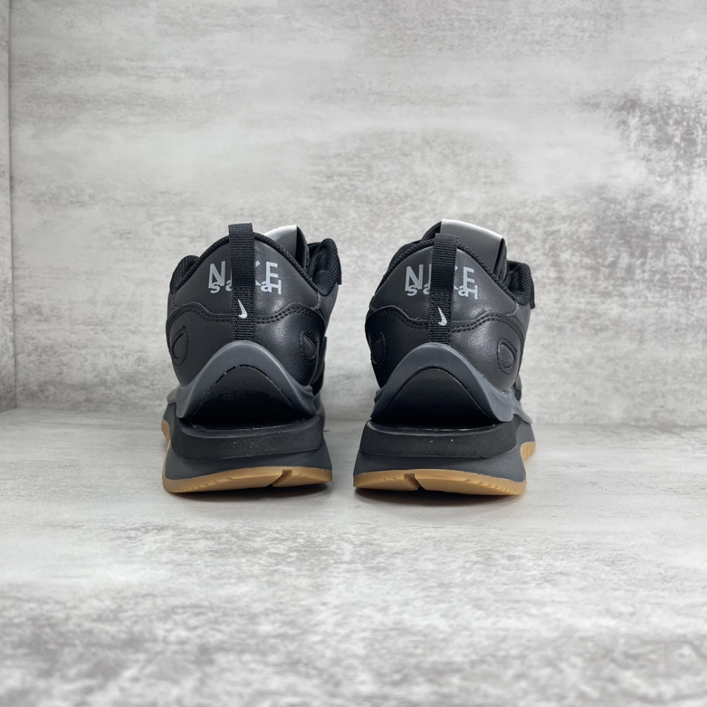 Nike Vaporwaffle
sacai Black Gum