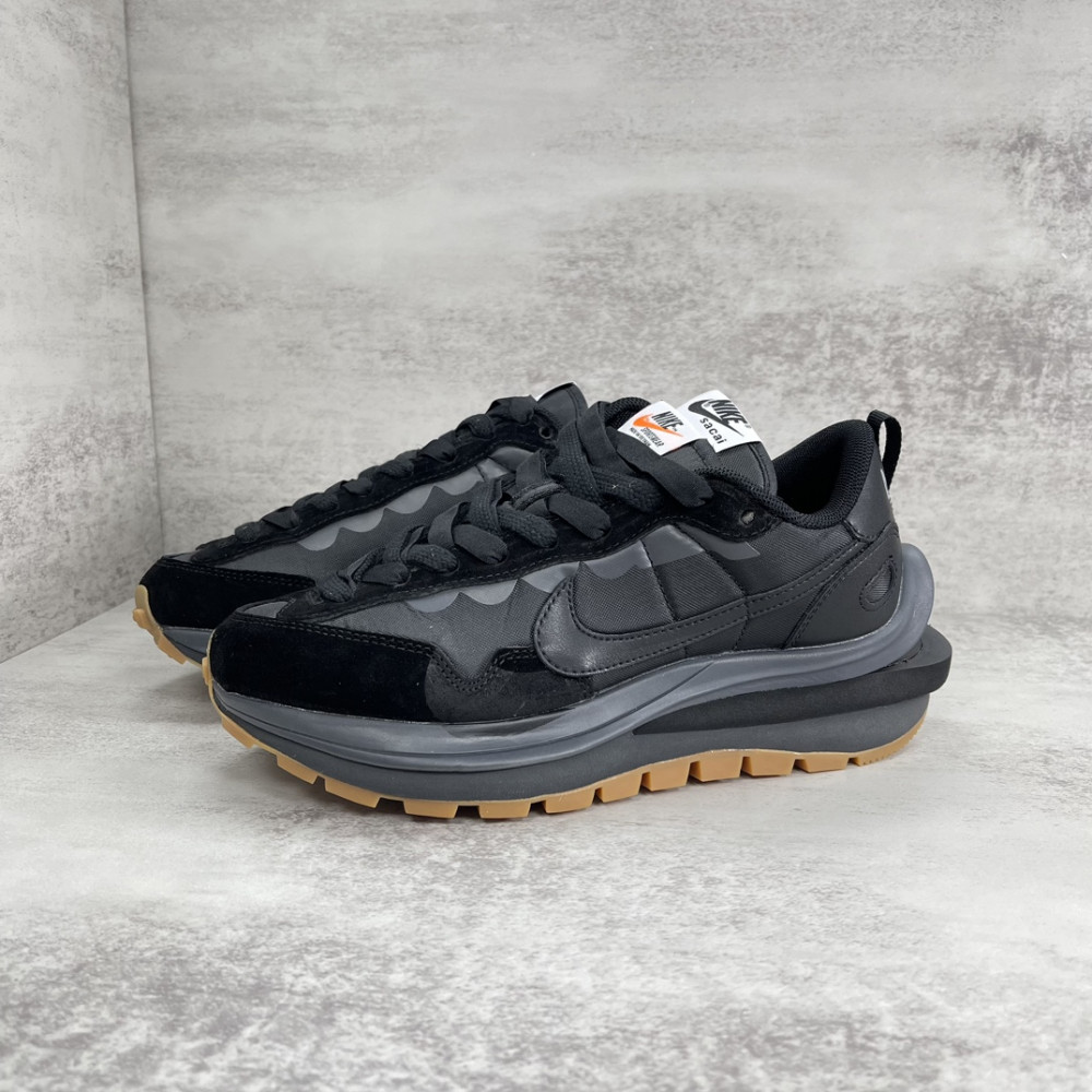 Nike Vaporwaffle
sacai Black Gum
