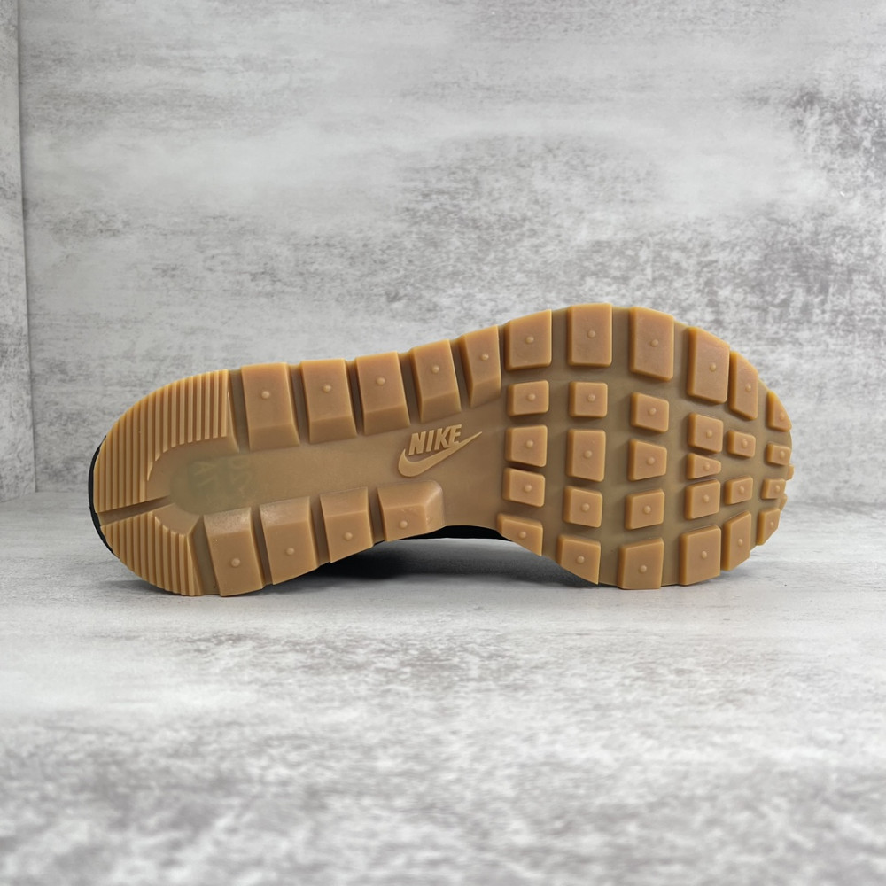Nike Vaporwaffle
sacai Black Gum
